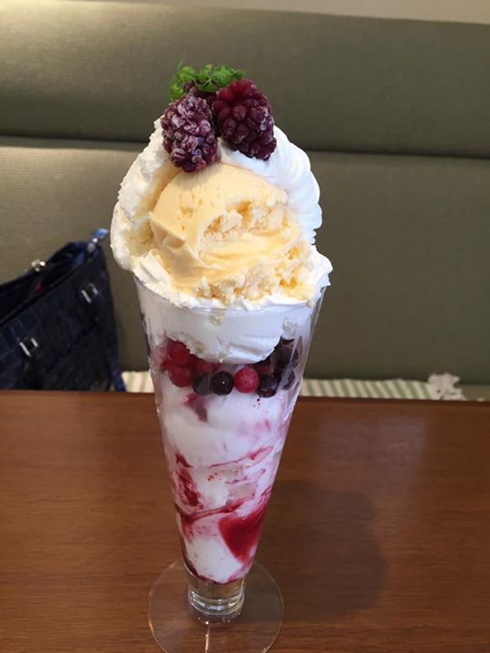 パティスリーヒラノ(cafe HIRANO) パフェ・サンデー ベリーのパフェ