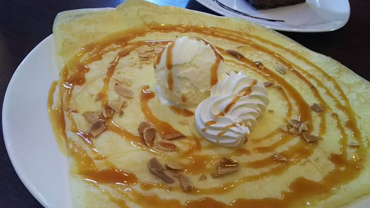 cafe VALEUR(カフェ ヴァルール) クレープ,ケーキ・タルト 塩キャラメルソースとバニラアイスと生クリームのクレープ、ガトーショコラ