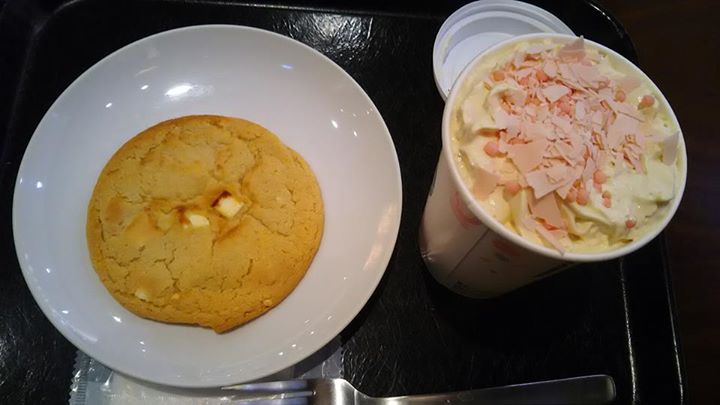 スターバックス コーヒー ジャパン(Starbucks Coffee Japan) ドリンク,クッキー さくらブロッサムクリームラテ、ホワイトチョコレートマカダミアクッキー