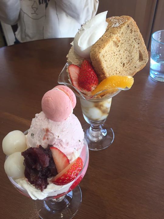 パティスリーヒラノ(cafe HIRANO) パフェ・サンデー シフォンケーキのパフェ、いちごマカロンのパフェ