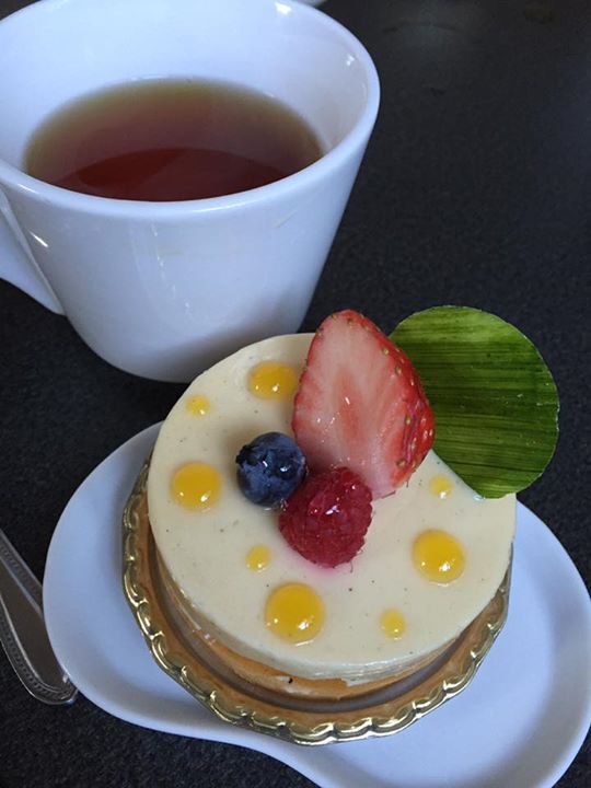 パティスリーヒラノ(cafe HIRANO) ケーキ・タルト 苺やブルーベリーがのった可愛いケーキ