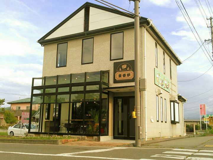 麦香炉(ムギコウロ) パン シナモンロール、メロンパン、ピーナツバターパン