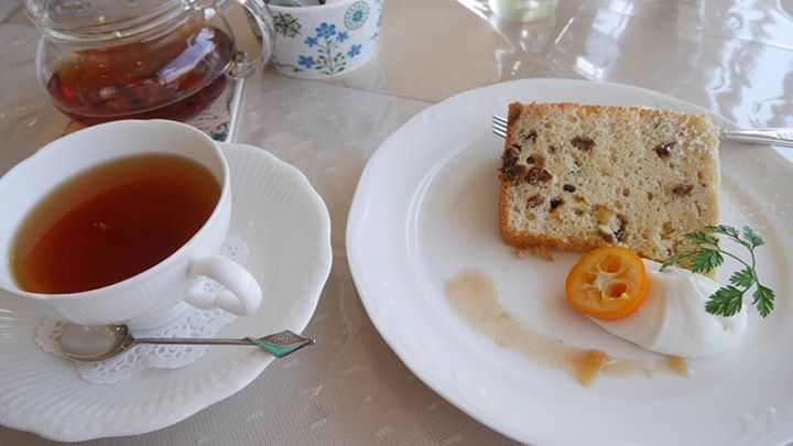 カフェぴろきち&nbsp;ケーキ・タルト&nbsp;ラムレーズンのシフォンケーキとハーブティー