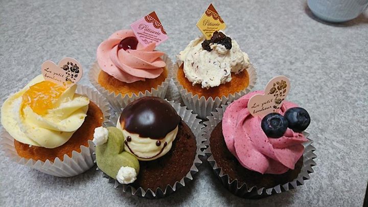 お菓子日和(オカシビヨリ) ケーキ・タルト ラムレーズンやラズベリーのカップケーキ