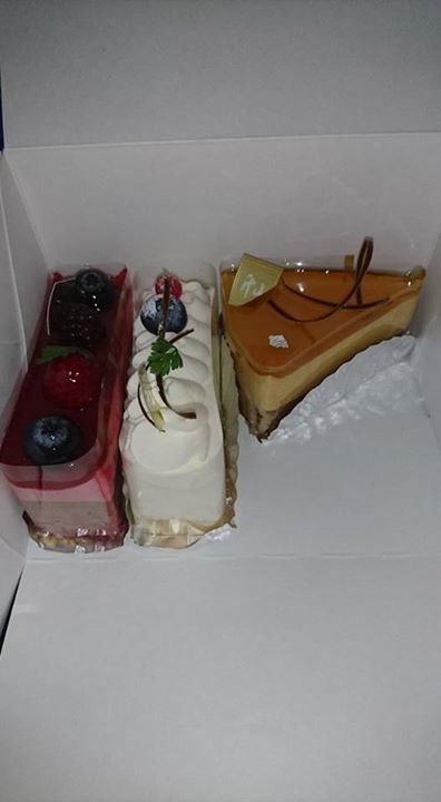 フランス菓子 升山（ショウザン）&nbsp;ケーキ・タルト,マカロン,焼菓子&nbsp;木苺のムースケーキ、キャラメルのケーキ、いろいろなマカロン、ダックワーズ