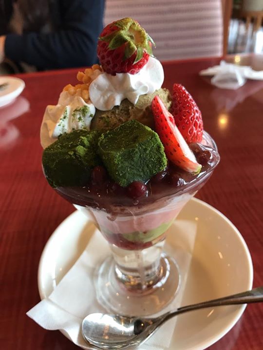 あっぷるぐりむ パフェ・サンデー ほうじ茶アイスとわらび餅の苺な和パフェ