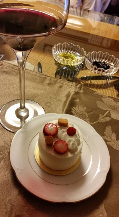 軽井沢ホテルブレストンコート ケーキ・タルト,シュークリーム 苺のガトーフロマージュ、タルトフレーズのタルト、望月の『ボスケソ』さんのチーズを使ったケーキ、サントノーレのシュークリーム