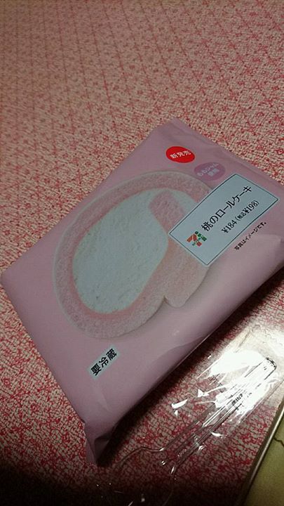 セブンイレブン ケーキ・タルト 桃のロールケーキ