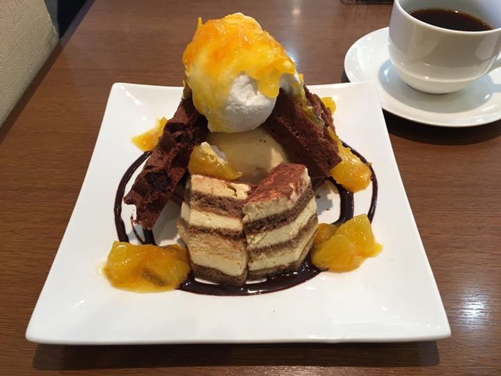 パティスリーヒラノ(cafe HIRANO) ワッフル チョコワッフルのオレンジソース