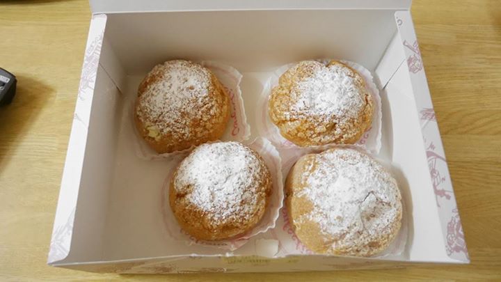 蔦屋本店(ツタヤホンテン) シュークリーム ちょっと皮が厚めのシュークリーム