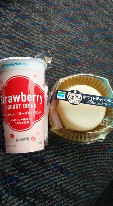 ファミリーマート（FamilyMart）&nbsp;ケーキ・タルト,ドリンク,キャラメル&nbsp;ホワイトザッハトルテ、ストロベリーヨーグルトドリンク、花畑牧場 生キャラメル 常温タイプ