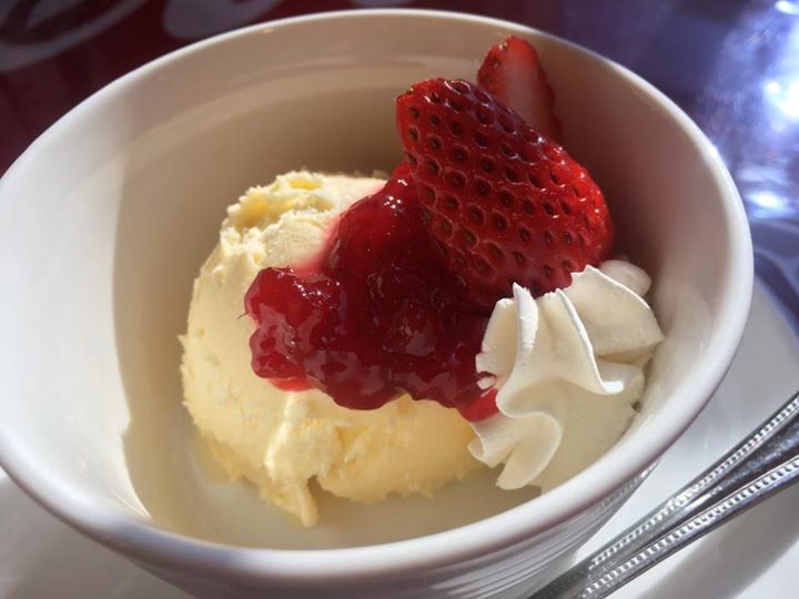 cafe Vision（カフェ ヴィジョン）&nbsp;アイス・ジェラート,マフィン&nbsp;アイスクリームとオレンジマフィン