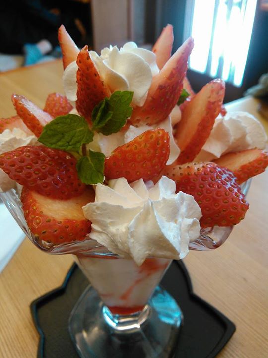 甘味処みつばち&nbsp;パフェ・サンデー&nbsp;いちごパフェ