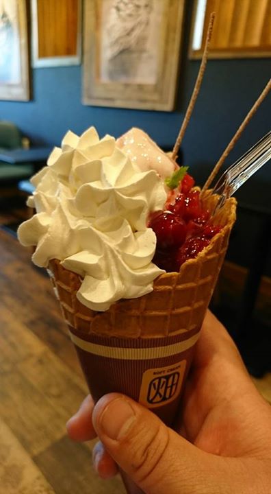 Vege Sweets Cafe CHILL OUT&SOFT CREAM畑(チルアウト アンド ソフトクリーム ハタケ) アイス・ジェラート イチゴのコンフィと農園のトマトのソフトクリーム