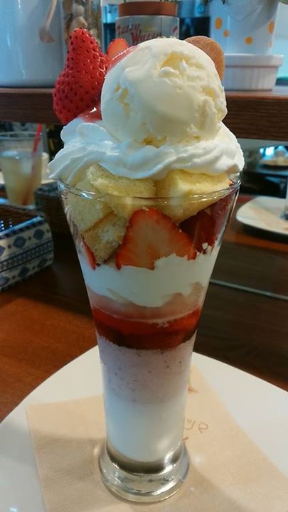 cafe VALEUR(カフェ ヴァルール) パフェ・サンデー 季節限定のパフェ苺