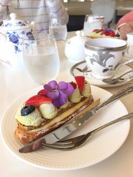 Cafe Lounge Bayberry（カフェラウンジ ベイベリー）&nbsp;エクレア&nbsp;ピスタチオクリームのエクレア ケーキセット