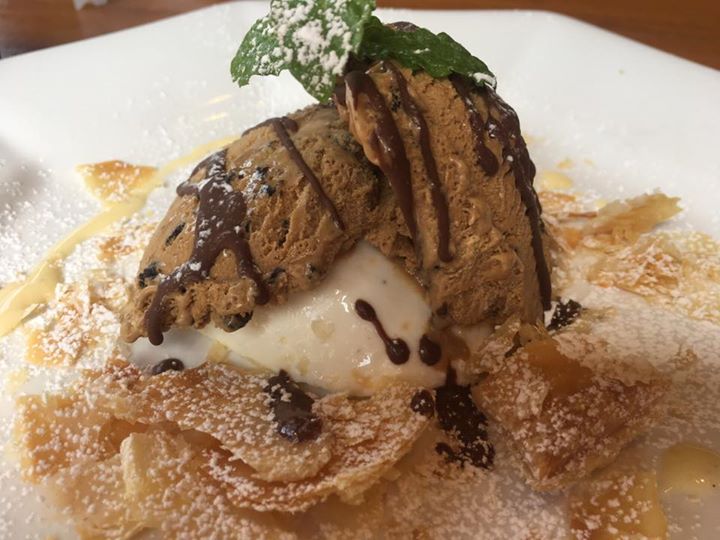 イル・ボスキーノ(Il Boschino) その他スイーツ,ケーキ・タルト,パン 食後のデザート、クリシェのイチゴロールケーキとパン