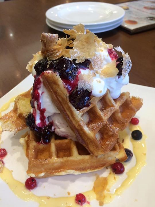 パティスリーヒラノ(cafe HIRANO) ワッフル,パフェ・サンデー さくらんぼチーズワッフル、桃・ワッフルパフェ