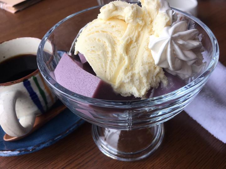 猫目月夜亭-のらねこカフェ&bar（ネコメツキヨテイ）&nbsp;プリン,ぜんざい,アイス・ジェラート&nbsp;紫芋のプリンとぜんざいと抹茶のジェラート