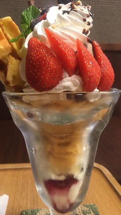 森乃珈琲店 曇り時々晴れ&nbsp;パフェ・サンデー,ワッフル&nbsp;ビッグサイズのパフェとチョコバナナワッフル