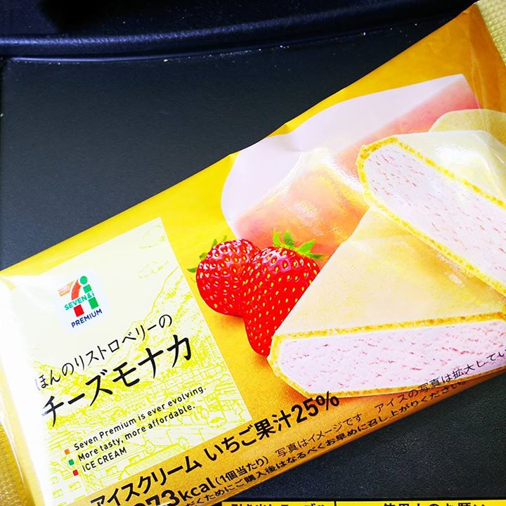 セブンイレブン アイス・ジェラート ほんのりストロベリーのチーズモナカ