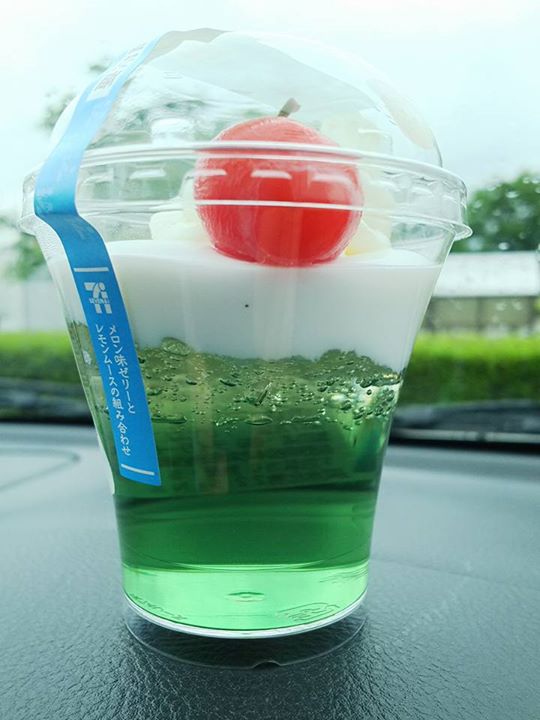 セブンイレブン&nbsp;ゼリー・蒟蒻・寒天&nbsp;まるでクリームソーダのようなゼリー