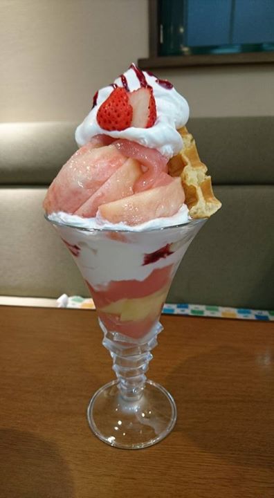パティスリーヒラノ(cafe HIRANO) パフェ・サンデー 桃とワッフルのパフェ
&クレームブリュレパフェ