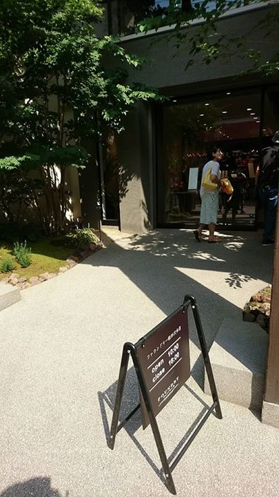 ファウンドリー 軽井沢本店（FOUNDRY）&nbsp;ケーキ・タルト,ドリンク&nbsp;もものショートケーキと丸山珈琲のカフェオレ