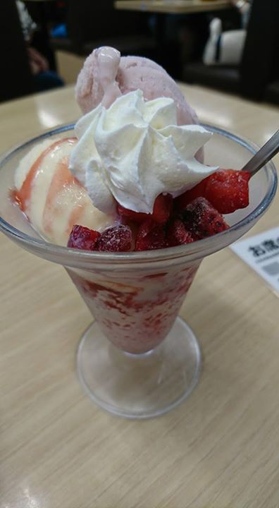 スシロー&nbsp;かき氷・フラッペ&nbsp;イチゴミルクのかき氷