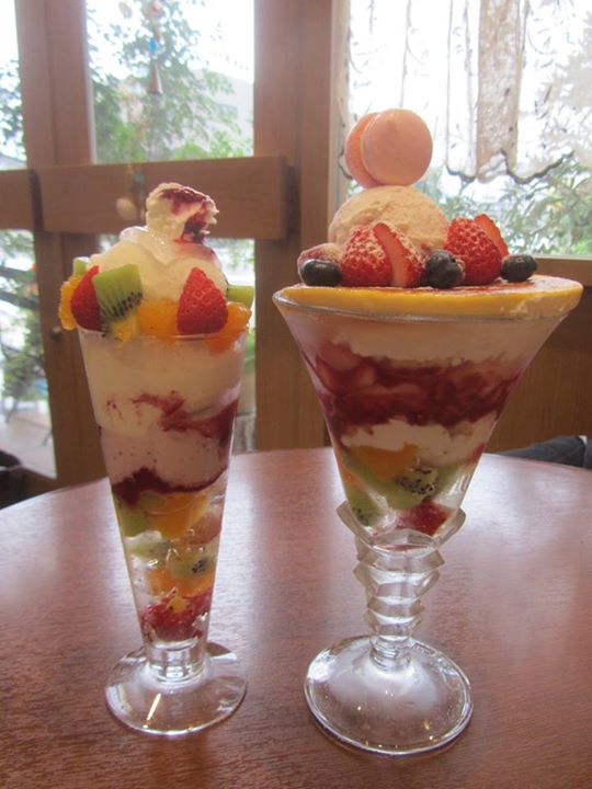 パティスリーヒラノ（cafe HIRANO）&nbsp;パフェ・サンデー&nbsp;ロングサイズの杏仁フルーツパフェ、大きなサイズのクリームブリュレパフェ
