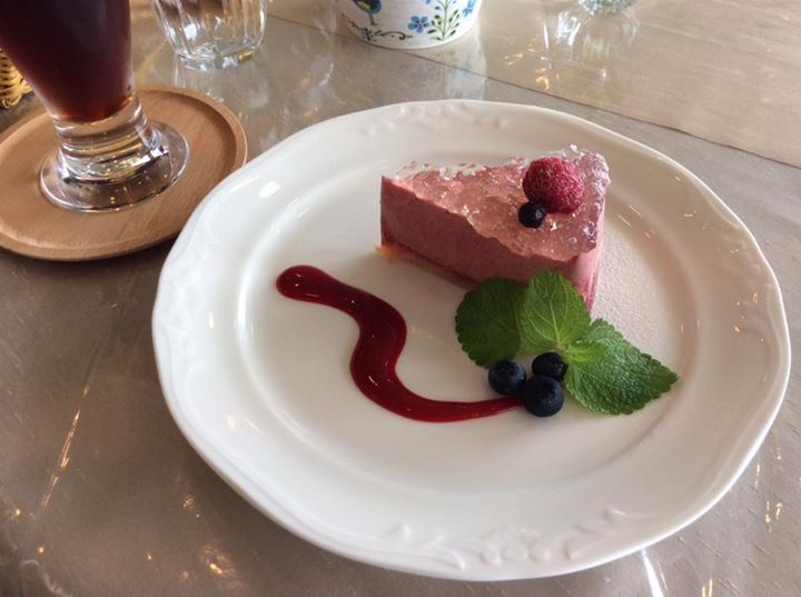 カフェぴろきち&nbsp;ケーキ・タルト&nbsp;甘酸っぱく洋酒が効いてるカフェの夏ケーキ