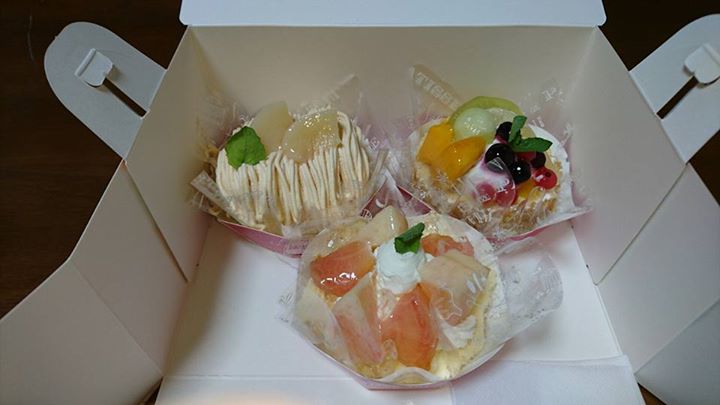 モンドール洋菓子店 ケーキ・タルト 桃のケーキ、モンブラン、フルーツのケーキ