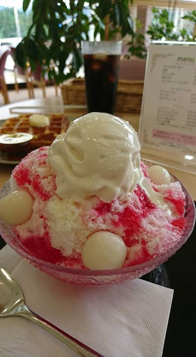 ふるさとらんど小川 喫茶四季&nbsp;かき氷・フラッペ,ワッフル&nbsp;小町いちごのかき氷、プレーンワッフル