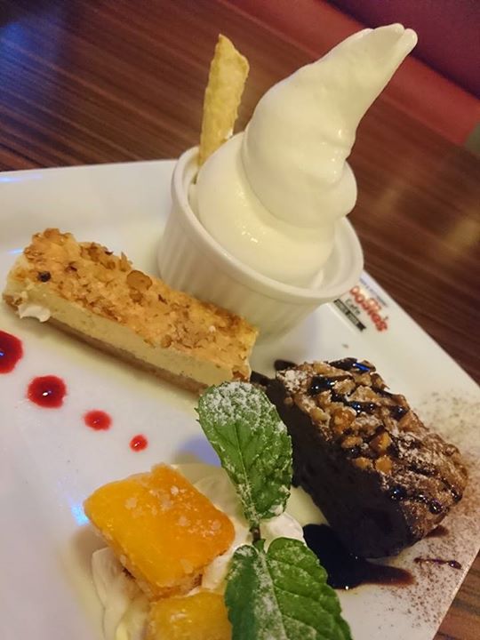 グーギーズカフェ（googie's cafe）&nbsp;ヨーグルト,ケーキ・タルト&nbsp;フローズンヨーグルトとチョコレートケーキ他