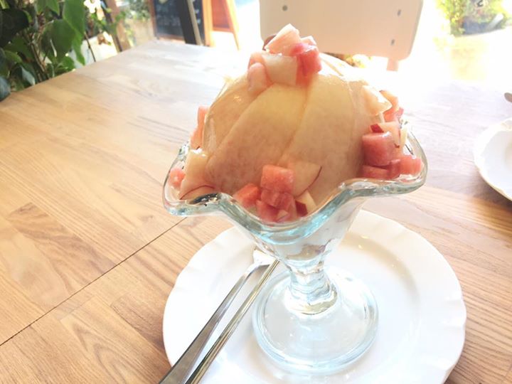 gâteaux maison un_brin（ガトーメゾン アンブラン）&nbsp;パフェ・サンデー&nbsp;桃パフェ