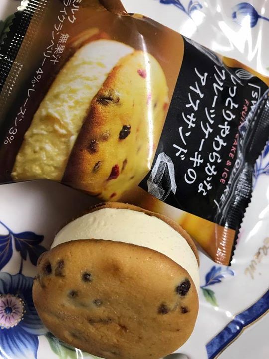 西友（セイユー）&nbsp;アイス・ジェラート&nbsp;しっとりやわらかなフルーツケーキのアイスサンド