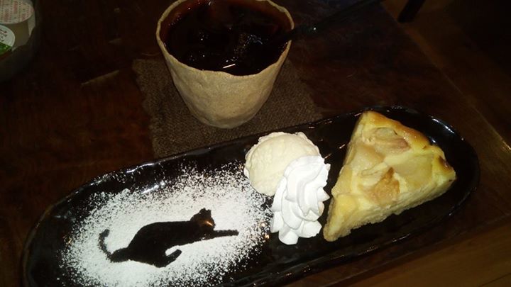 Cafe風和(フウワ) ケーキ・タルト 白桃のクラフティタルト、ピスタチオロール