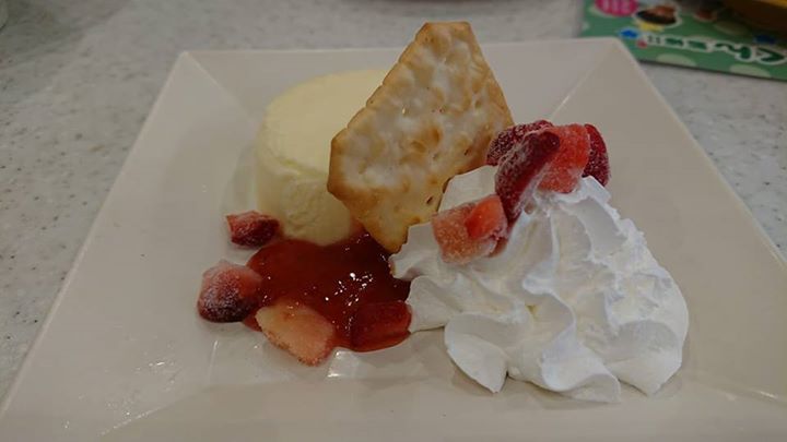かっぱ寿し ケーキ・タルト 自家製クリームチーズケーキ ストロベリーソース