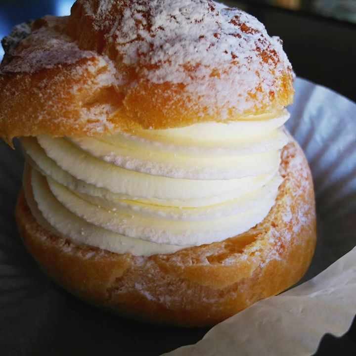 ツルヤ（スーパーマーケット TSURUYA）&nbsp;シュークリーム&nbsp;りんごの木特製純生シュークリーム二個入り
