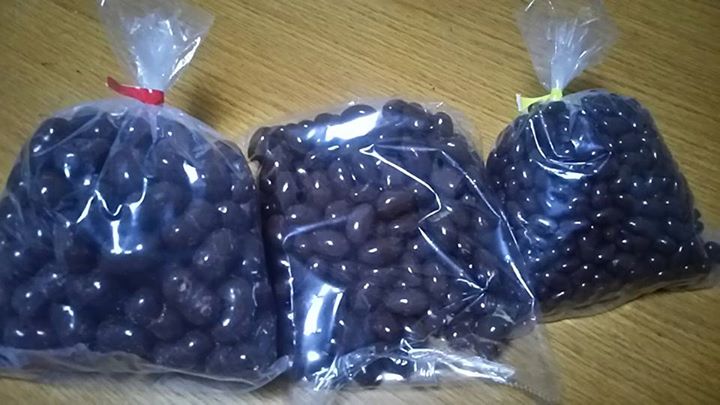 ロビニア お菓子 コーンチョコ、アーモンドチョコ、レーズンチョコ