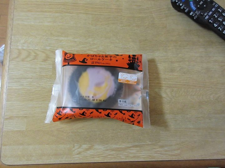 ローソン（LAWSON）&nbsp;ケーキ・タルト&nbsp;かぼちゃと紫芋のロールケーキ