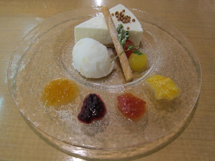 レストランあづみ野 ケーキ・タルト 安曇野レアチーズケーキのカラーパレット