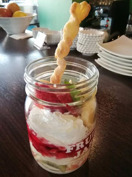ダイニング フタリヤ（Dining FUTARIYA）&nbsp;パフェ・サンデー&nbsp;たっぷりフルーツとレアチーズのパフェ