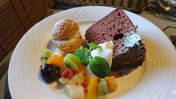 cafe&kitchen グラッセ(glace) ケーキ・タルト,シュークリーム チョコレートのシフォンケーキとシュークリームとフルーツ