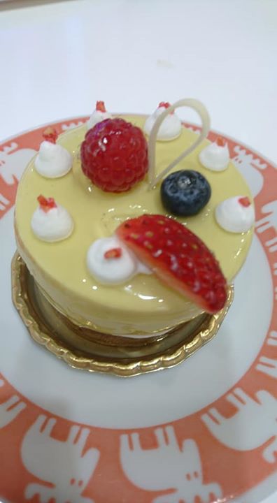 パティスリーヒラノ(cafe HIRANO) ケーキ・タルト ピスタチオとラズベリーのケーキ、マスカットとマンゴーのタルト、チョコのパフケーキ他