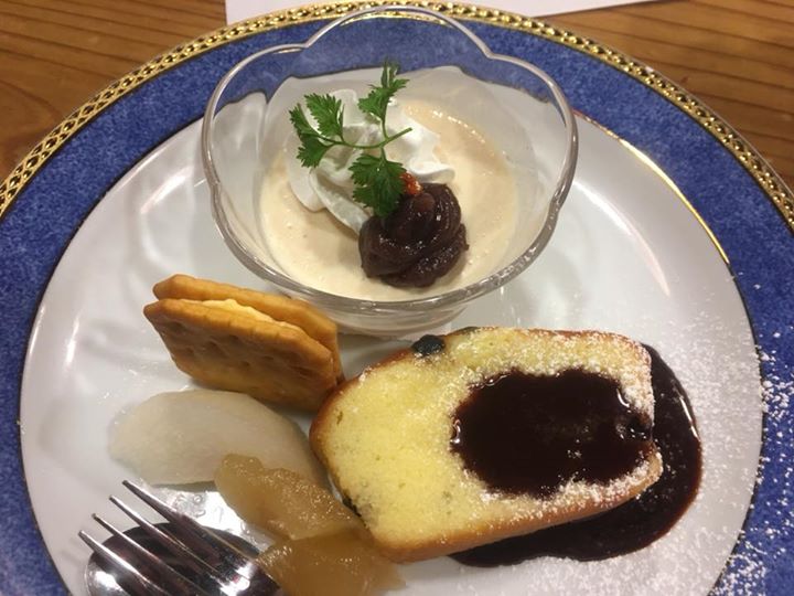 スーパー・コンビニ・その他 ケーキ・タルト,その他スイーツ 白ごまのムースとプルーベリーのパウンドケーキとフルーツのコンポート盛り合わせ