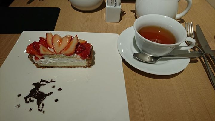 カフェコムサ(cafe commeca) ケーキ・タルト,ドリンク イチゴのタルトと巨峰の紅茶