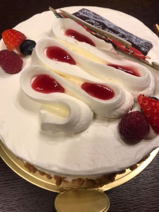パティスリー ロント(Patisserie Rond-to) ケーキ・タルト チーズケーキ5号とショートケーキと小さいブッシュドノエル
