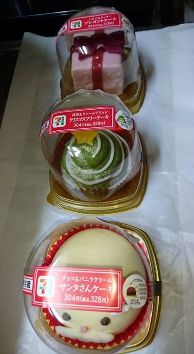 セブンイレブン&nbsp;ケーキ・タルト&nbsp;いちご＆クッキー プレゼントケーキ、抹茶＆クレームブリュレクリスマスツリーケーキ、チョコ&バニラクリーム サンタさんケーキ