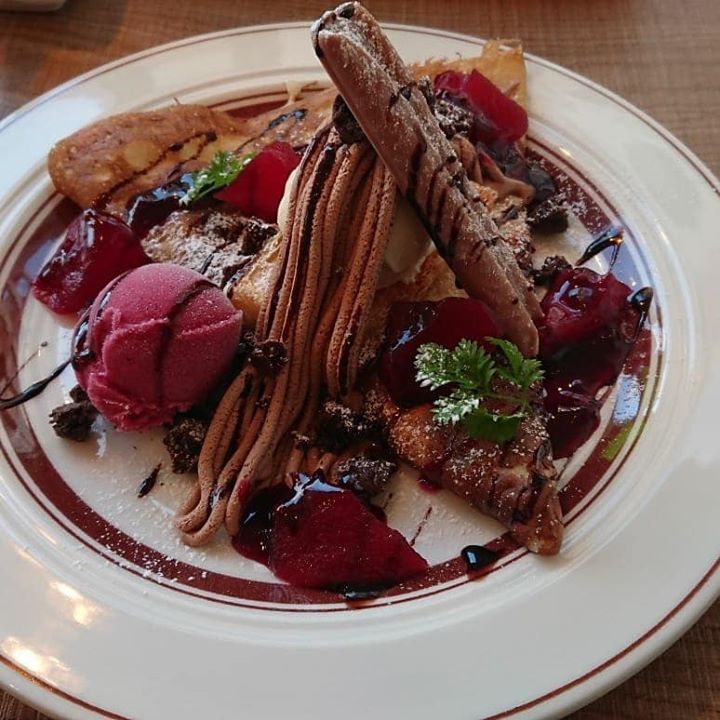 Creperie Les Clochettes(クレープリー・レ・クロシェット) クレープ,ドリンク ショコラモンブランのクレープ、フレーバーティーのカラメルりんごの紅茶
